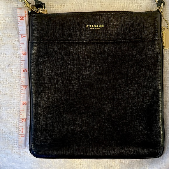 COACH CROSS BODY BAG. Like New. - Picture 4 of 7